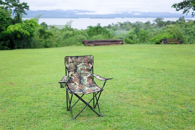 Zwei leere Klappstühle für Outdoor-Camping