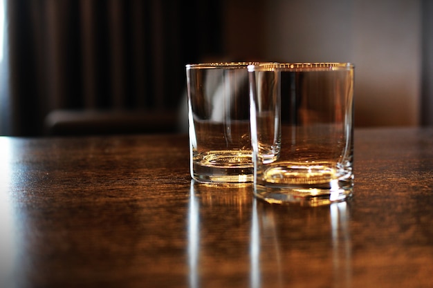 Foto zwei leeres glas wasser auf brauner hölzerner tabelle