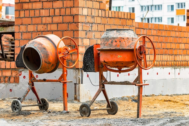 Zwei leistungsstarke industrielle betonmischer auf einer baustelle mischen von beton und mörtel vor ort baumaschinen