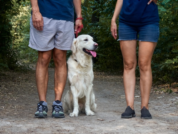 Zwei Leute mit einem Hund.