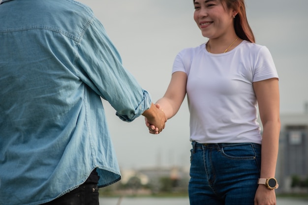 Zwei Leute schütteln Handfreundschaft im Freien, Konzepthandshake