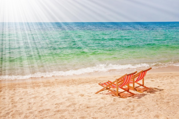 Zwei Liegestühle am Strand