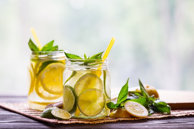 Zwei Limonadenbänke aus Zitrone und Limette