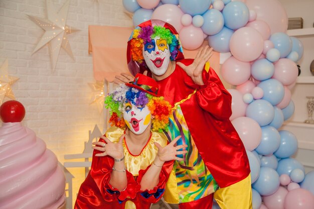 Zwei lustige und lustige Clowns haben Spaß auf der Party