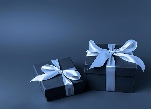 zwei luxuriöse Geschenkboxen mit einer blauen Schleife in Rot