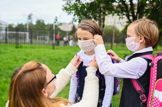 Zwei Mädchen am ersten Schultag mit Schutzmasken