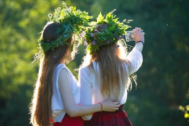 Zwei Mädchen auf Ivan Kupala in bestickten Hemden und Kränzen