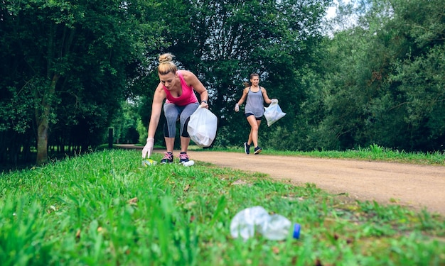 Zwei Mädchen beim Plogging