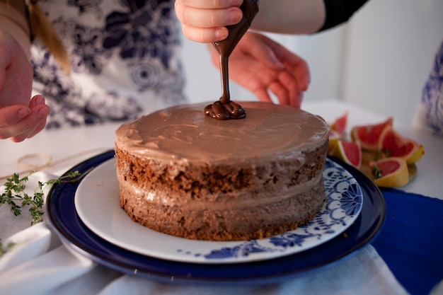 Zwei Mädchen, die einen Kuchen auf der Küche machen