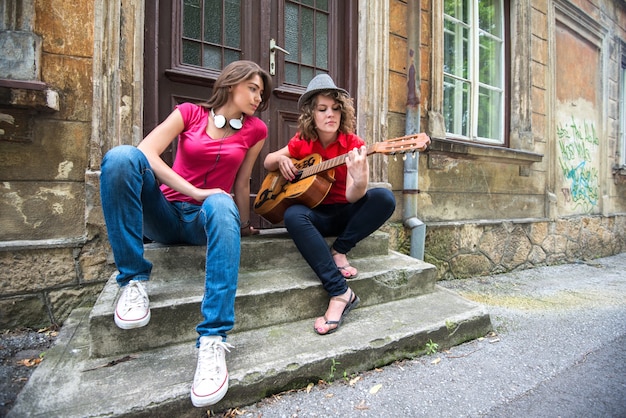 Zwei Mädchen, die Gitarre spielen