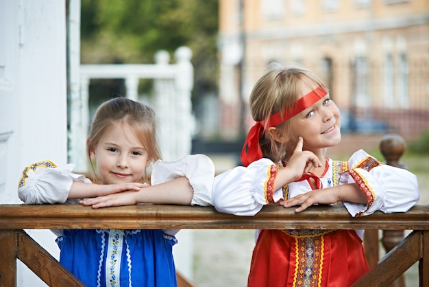 Zwei Mädchen in russischen Trachten