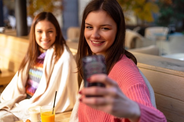 Zwei Mädchen machen Selfies und lächeln und haben Spaß