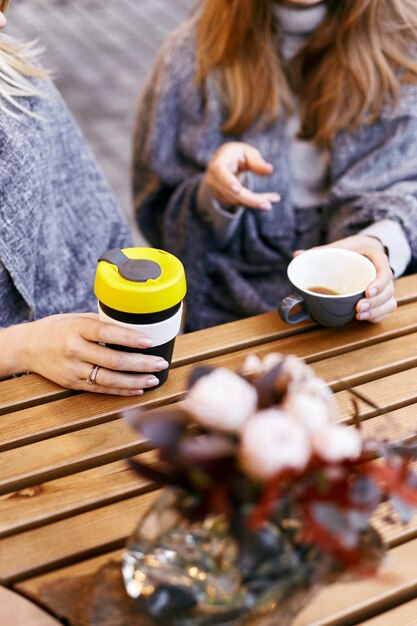 Zwei Mädchen mit Plaids und Kaffee