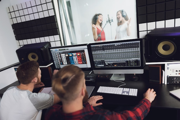 Zwei Mädchen singen im Tonstudio.