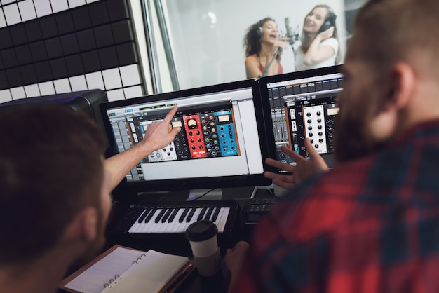 Zwei Mädchen singen im Tonstudio