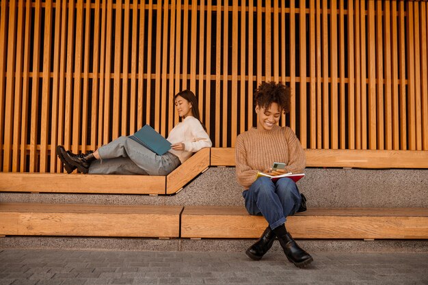 Zwei Mädchen sitzen im Pavillon und studieren