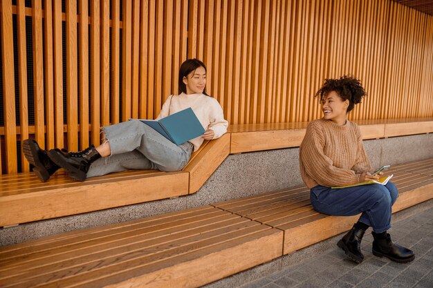 Zwei Mädchen sitzen im Pavillon und studieren