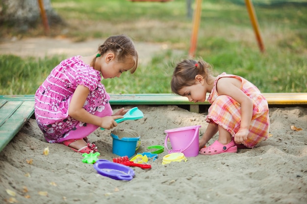 Zwei Mädchen spielen im Sandkasten