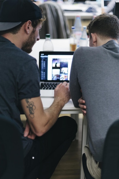 Zwei Männer arbeiten im Büro.