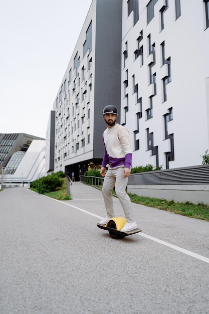 Zwei Männer auf elektronischen Skateboards grüßen ihre Ellbogen den zukünftigen Live-Stil Hochwertiges Foto