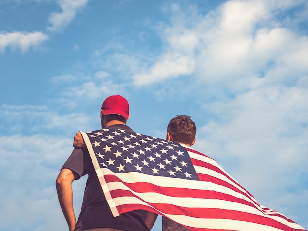 Zwei Männer halten Flagge der Vereinigten Staaten
