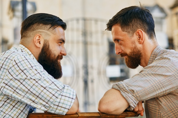 Foto zwei männer kommunizieren mit ihren ansichten am tisch