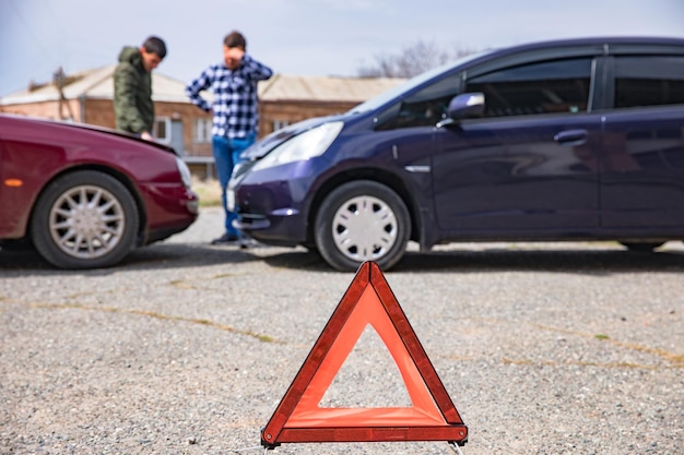 Zwei Männer melden ein Auto