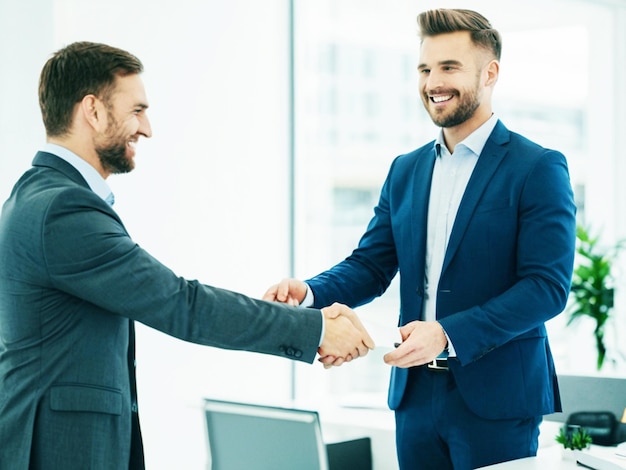 Zwei Männer schütteln sich die Hände, einer von ihnen schüttelt sich die Hand, der andere schüttelt die Hand eines anderen Mannes.