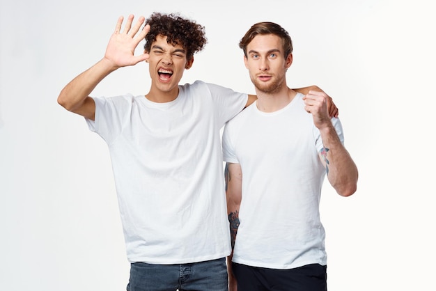 Foto zwei männer stehen neben sauberen t-shirt emotionen