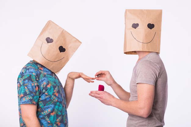 Foto zwei männer verloben sich auf weißem hintergrund