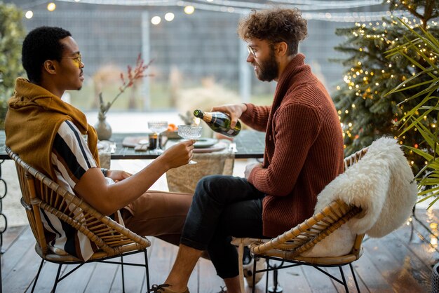 Zwei männliche Freunde feiern Winterferien im Hinterhof