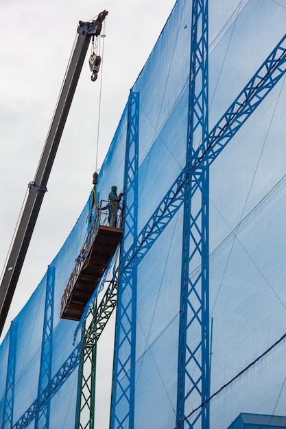 Zwei männliche Industriearbeiter Boomlift gebundene Leinwand