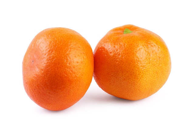 Zwei Mandarinen auf weißem Hintergrund