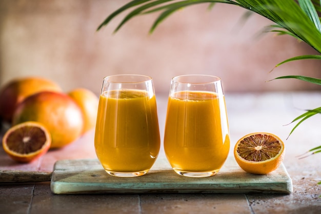 Zwei Mango-Lassi oder Kesar-Milch in Gläsern Indisches gesundes ayurvedisches Kaltgetränk mit Mango Frische Lassi aus Joghurtwasser, Gewürzen, Früchten und Eis