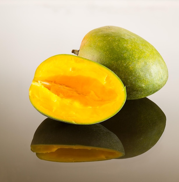 Zwei Mangos auf reflektierender Oberfläche