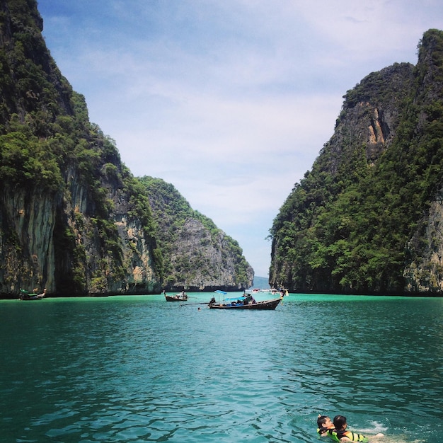 Zwei Menschen schwimmen in Thailand