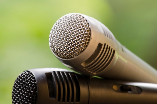 zwei Mikrofone im Vordergrund Konzept des Journalismus und der freien Meinungsäußerung