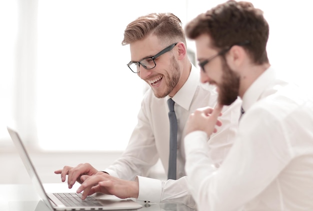 Zwei Mitarbeiter arbeiten an einem Laptop im Bürodas Konzept der Professionalität