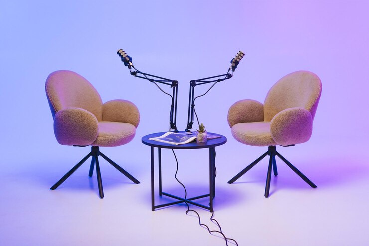 Foto zwei moderne stühle mit mikrofonen für eine podcast-aufnahme in einem stilvollen studio in der dämmerung