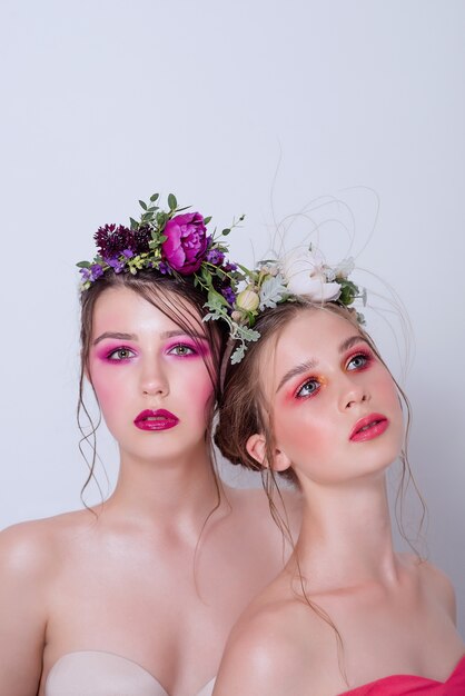 Zwei modische Beauty-Models mit professionellem, hellem Make-up