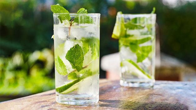 Zwei Mojito-Cocktails auf Holztischplatte