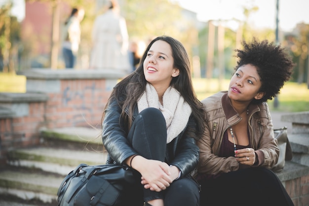 zwei multi-ethnische schöne junge Frauen, die Spaß haben