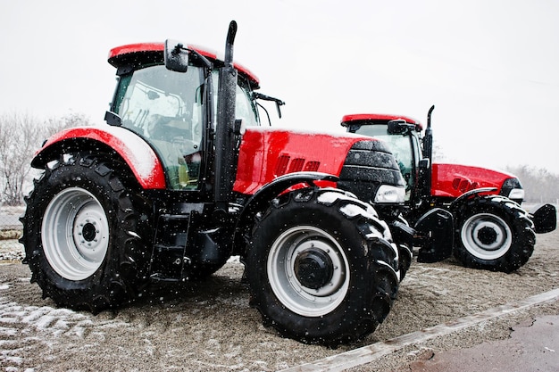 Zwei neue rote Traktoren bleiben bei Schneewetter