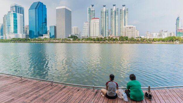 Foto zwei nicht identifizierte frauen, die in der grünen lunge des benchakitti-parks von bangkok thailand stillstehen?