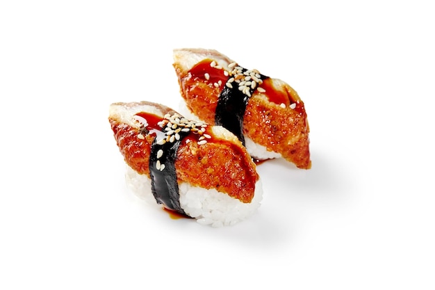 Zwei Nigiri-Sushi mit Aal-Unagi-Sauce und Sesam auf Weiß