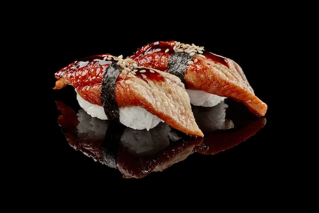 Zwei Nigiri-Sushi mit Aal-Unagi-Sauce und Sesam