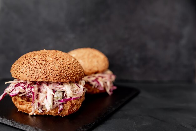 zwei Ochsenschwanzburger und Kohl auf einem Steintisch