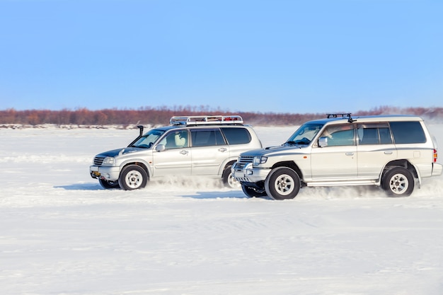 Zwei Offroad-SUVs fahren im Winter
