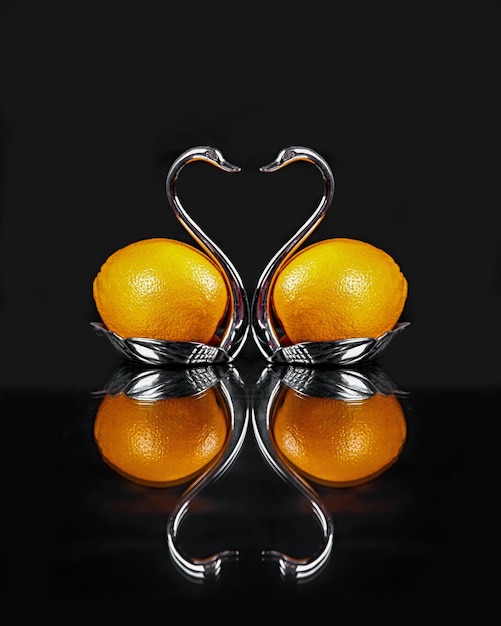 Zwei Orangen auf schwarzem Hintergrund
