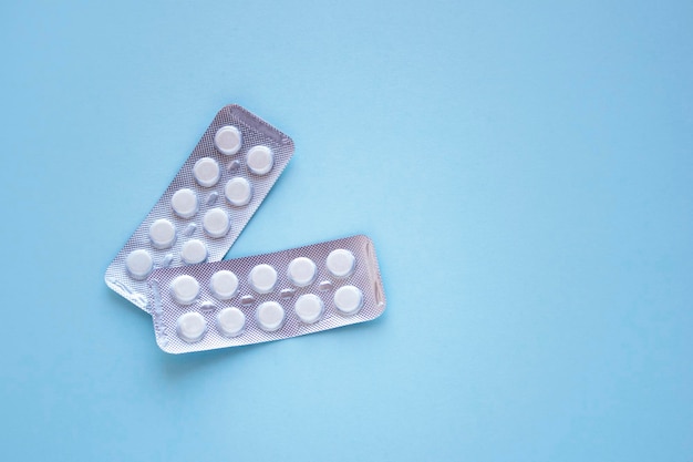 Zwei Packungen weißer Tabletten mit Kopierbereich Medizinisches Konzept Tabletten Tabletten in Blisterpackung